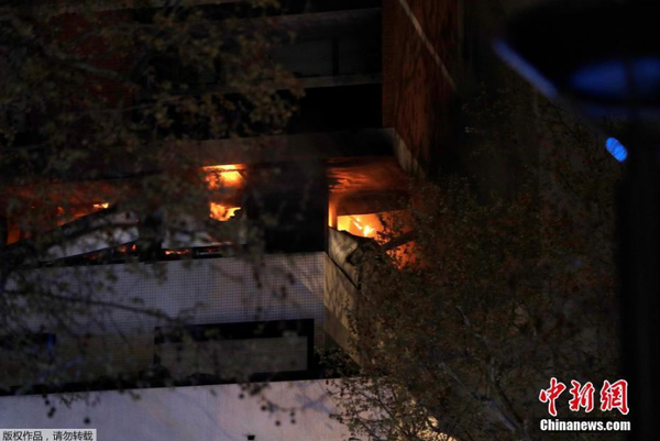 当地时间4月6日，巴黎一公寓大楼正在燃烧的大火。报道称，着火建筑物共有八层，爆炸发生在该建筑物的第一层和第五层之间某处。目击者称，从起火的建筑物可以听到爆炸声。