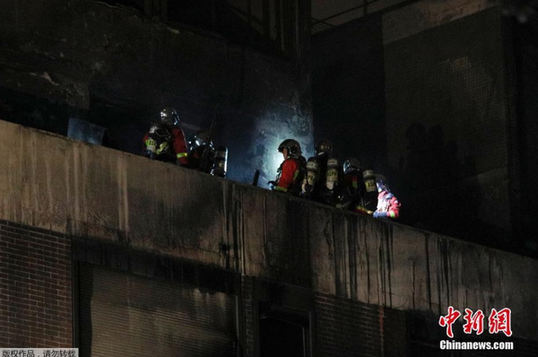 当地时间4月6日，巴黎消防员正在扑救公寓大楼爆发的大火。目前火势已被控制，暂无人员伤亡报告。