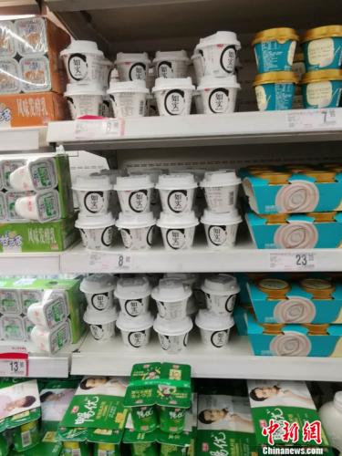 图为超市里的光明如实酸奶。 谢艺观 摄