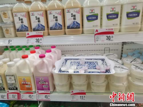 图为超市里的和润酸奶区。 谢艺观 摄