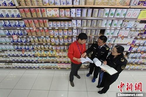 资料图：超市内工作人员在检查奶粉。<a target='_blank' href='http://www.chinanews.com/'>中新社</a>记者 张娅子 摄