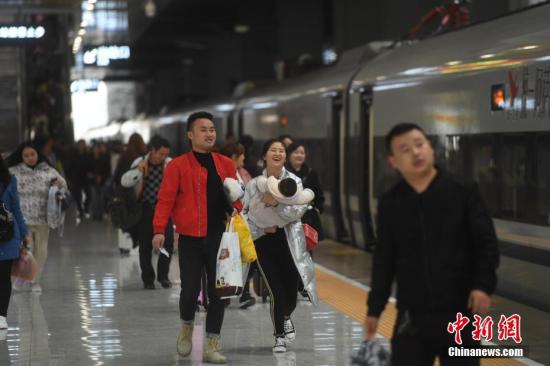 3月1日，重庆火车西站，旅客脚步匆匆。当日，为期40天的中国春运结束。中国交通运输部3月1日披露，预计春运40天（1月21日-3月1日），全国铁路、道路、水路、民航累计发送旅客29.8亿人次，与去年基本持平。<a target='_blank' href='http://www.chinanews.com/'>中新社</a>记者 陈超 摄