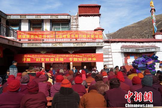 携手民企送暖心服务西藏妇联“巾帼关爱”活动进寺庙