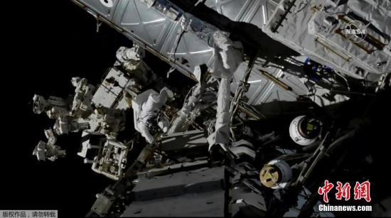 资料图：美国宇航局宇航员在国际空间站外部展开工作。