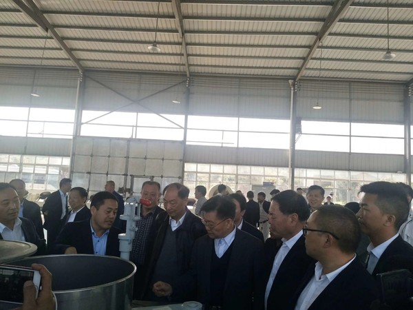 刘坚（左三）贾海禄（右三）等在贵州妙青园茶业有限公司调研
