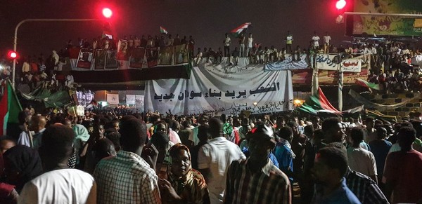 苏丹街头抗议者欢呼过渡军事委员会主席辞职