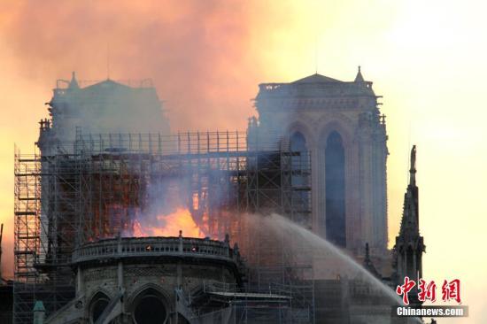 当地时间4月15日晚，法国首都巴黎的著名地标巴黎圣母院发生大火，受损严重。大批消防人员在现场进行扑救。<a target='_blank' href='http://www.chinanews.com/'>中新社</a>记者 李洋 摄