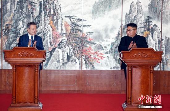 资料图：朝鲜最高领导人金正恩（右）与韩国总统文在寅会晤。<a target='_blank' href='http://www.chinanews.com/'>中新社</a>发 平壤联合采访团供图