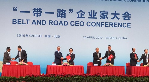 在企业家大会签约环节，香港经纬集团（左起桌二）收购昆士兰泰国保险业务