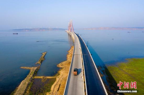 资料图：正在修建的跨湖高速公路。<a target='_blank' href='http://www.chinanews.com/'>中新社</a>发 傅建斌 摄