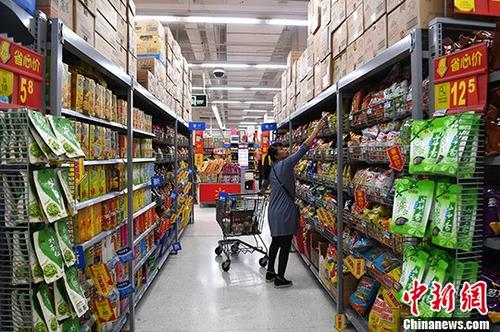 资料图：民众在选购食品。 中新社记者 俞靖 摄