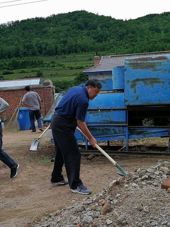 安图县明月镇龙泉村第一书记王平堂与村民一起劳动