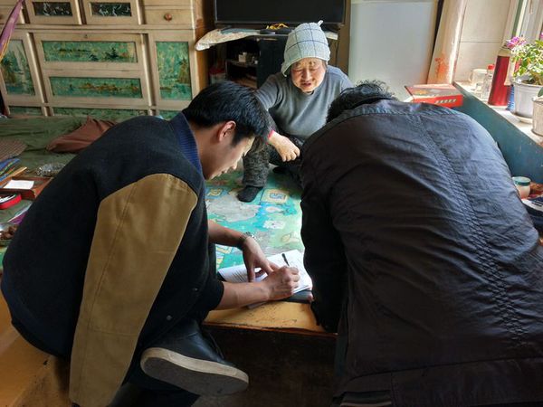 安图县明月镇裕民村第一书记康宝鑫入户走访，征求村民对发展庭院经济的意见