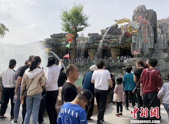 景区5月1日接待游客约六万人，游客络绎不绝。　刘杰 摄