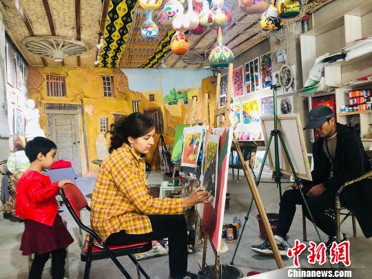 5月3日，阿瓦提县刀郎农民画家们正在创作。　勉征 摄