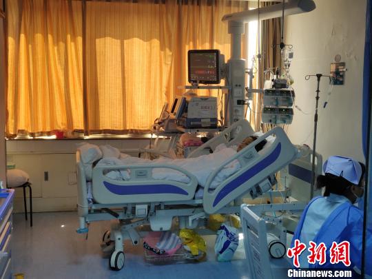 4月30日下午，姐姐伍艳在ICU病房内。　王鹏 摄