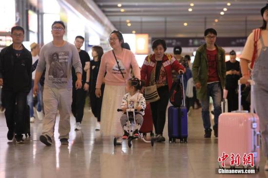 孩子和家长们一起欢乐的回到上海。 殷立勤 摄