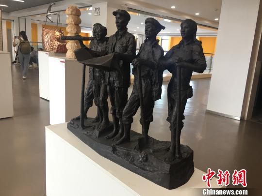 图为现场展示的雕塑及装置作品 陈静 摄