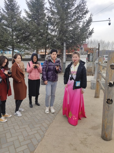 金美灵（右）讲解朝鲜族民俗文化 - 复件