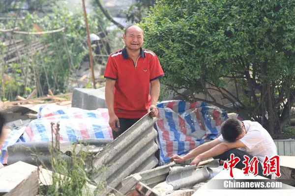 2008年5月16日，汶川县映秀镇两位居民看着地震后被毁的家园，不禁痛哭失声。中新社记者 盛佳鹏摄