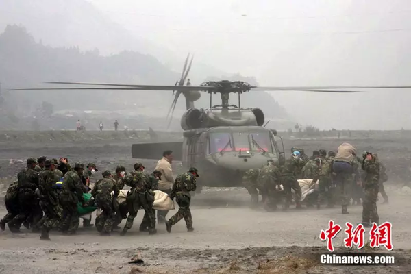 2008年5月17日，解放军将汶川县映秀镇的村民用直升飞机送往医院抢救。中新社发 郭国权 摄