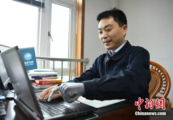 2018年5月10日，汶川地震幸存者马元江使用机电智能仿真手进行工作。中新社记者 刘忠俊 摄