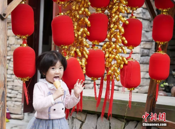 汶川县映秀镇一名吃冰激凌的儿童。中新社记者 毛建军 摄