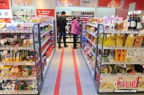 资料图：顾客在无人超市内选购商品。刘栋 摄