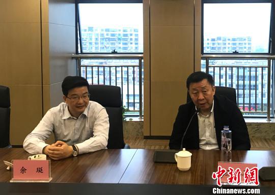 图为中华文化促进会主席王石(右)和扬州市副市长余珽(左)出席媒体见面会。　崔佳明 摄