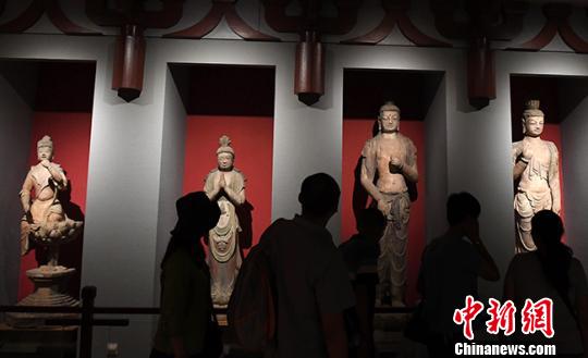 图为民众在甘肃省博物馆参观。(资料图) 杨艳敏 摄