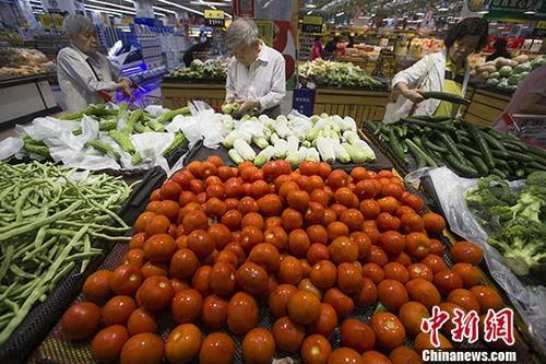 资料图：民众正在超市选购蔬菜。 <a target='_blank' href='http://www.chinanews.com/'>中新社</a>记者 张云 摄
