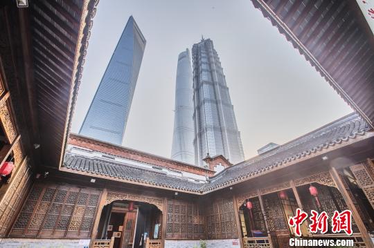 图为现代化高楼环绕中的陈桂春老宅。供图 申海