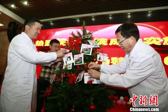 中国首例活体小肠移植换肠人已健康生活20年