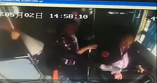 男子占公交爱心座还飞踹司机 跳窗逃走后被批捕