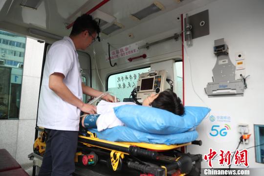 图为医生在5G急救车上检查病患。　钟欣 摄