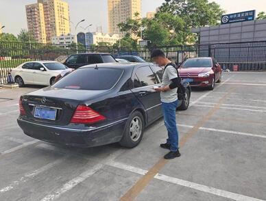 人人车线下评估师将车辆信息上传到平台。新京报记者 刘经宇 摄