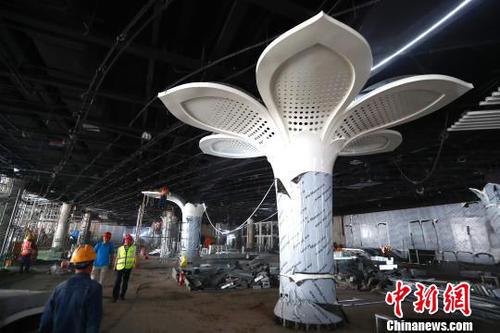 5月24日，北京市轨道交通建设管理有限公司表示，新机场线一期工程已实现全线长轨通，预计将于6月中旬进入全线动车调试工作。图为新机场线草桥站内的施工现场。(完) 富田 摄