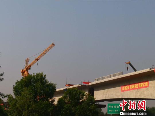 京雄城际铁路跨廊涿高速连续梁成功转体