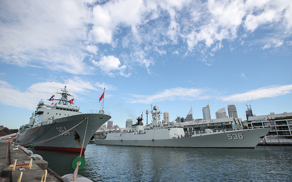 6月3日，中国海军第31批护航编队的骆马湖舰（左）和许昌舰停泊在澳大利亚悉尼花园岛军港。