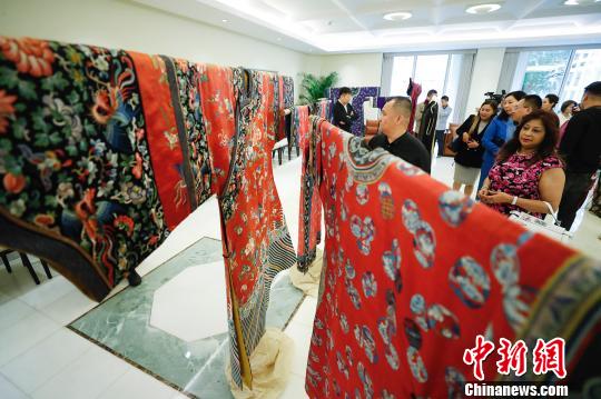 60余件明清古典美衣及饰品亮相一览中国服饰之美