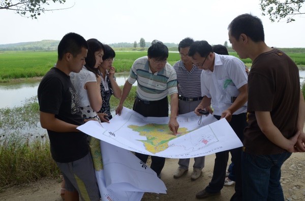 图1  2015年夏，深入安徽省明光市田间地头，指导现代农业示范区规划
