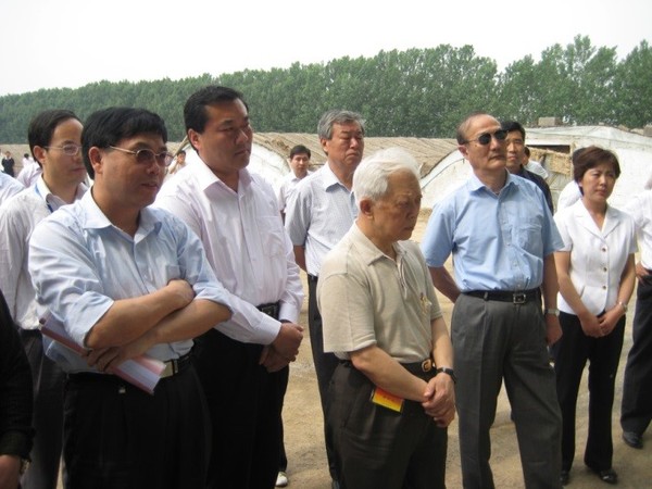 图3 2009年，陪同周铁农（前排右3）赴山东调研农村承包地流转