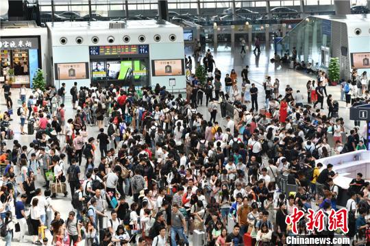 图为杭州东站。　张煜欢 摄
