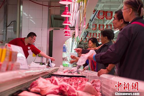 图为山西太原某超市民众购买猪肉。 <a target='_blank' href='http://www.chinanews.com/'>中新社</a>记者 张云 摄
