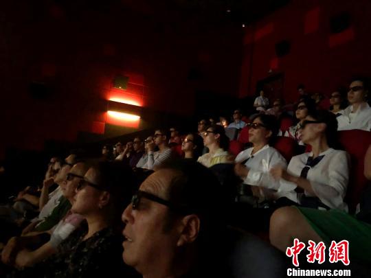 首批观众在西夏博物馆的3D影院中观看电影《西夏情缘》。　李佩珊 摄