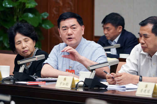 李和平常委在专题分组讨论会上发言。