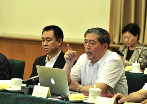 刘卓明常委在专题分组讨论会上发言。