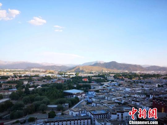 图为日喀则逐渐发展成为西藏第二大城市，这是俯瞰城区景象。资料图 赵朗 摄