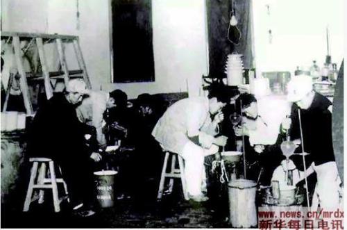 这是1950年新华制药厂生产车间。(资料片)