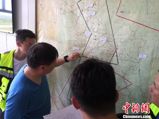 图为内蒙古大兴安岭航空护林管理局指挥航空作战。重点国有林管理局防灭火指挥部供图。
